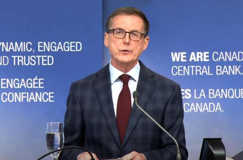 Tiff Macklem standing at a podium, in front of a screen printed with the Bank of Canada’s vision: dynamic, engaged and trusted.